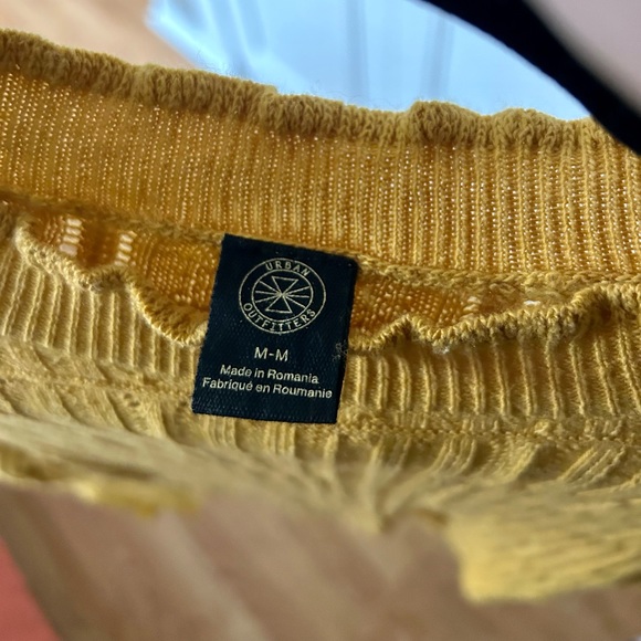 Medium/ fits like Small ruffled yellow turtle neck - Picture 2 of 2